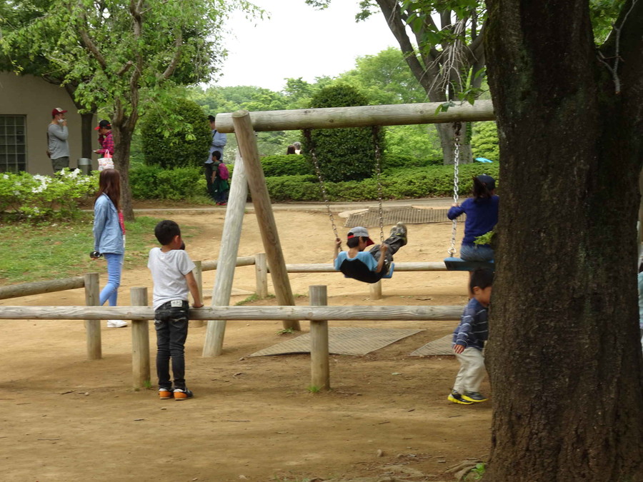 公園で遊ぶ子ども